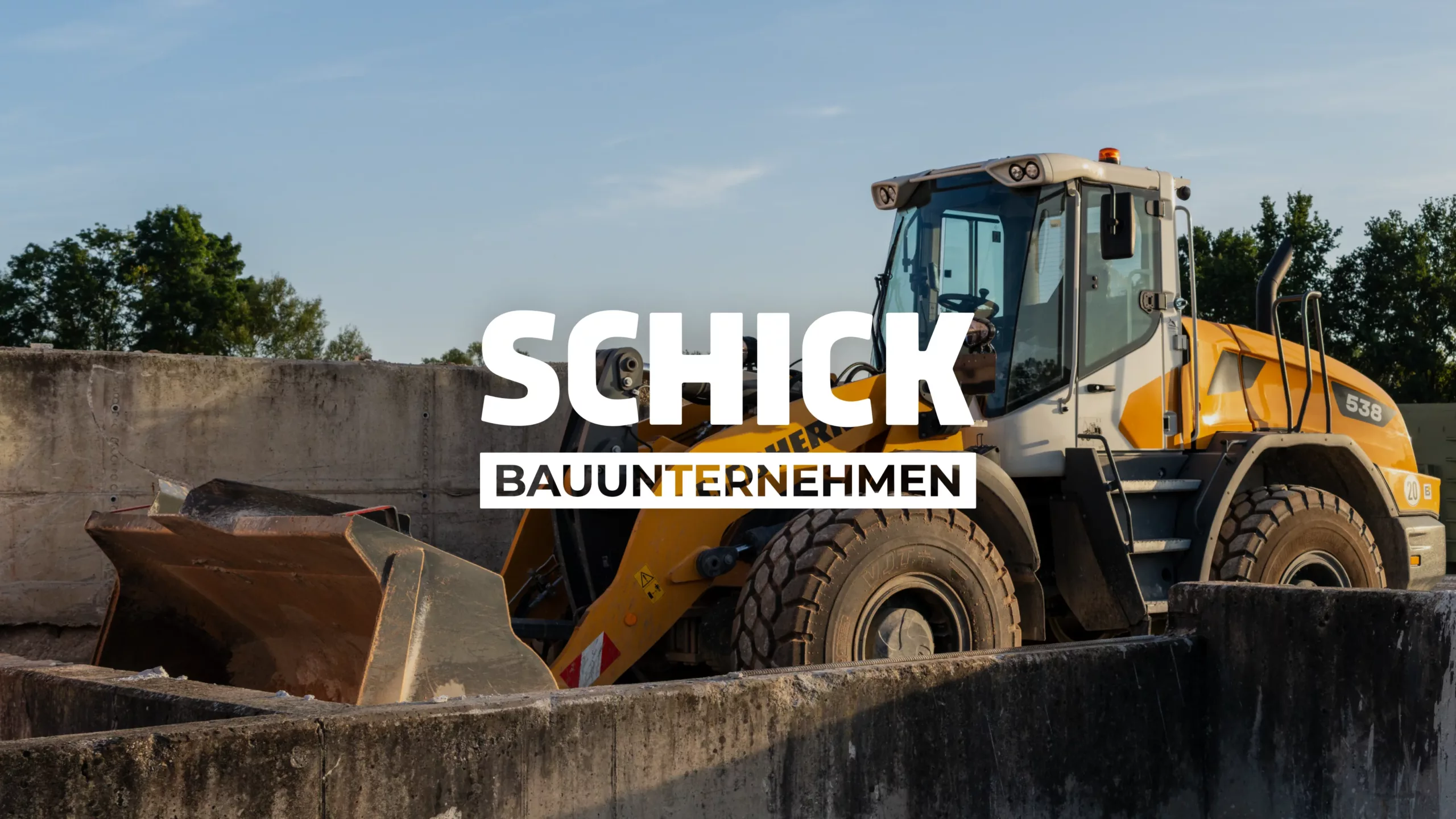 SCHICK Bauunternehmen - Lader auf Bauhof